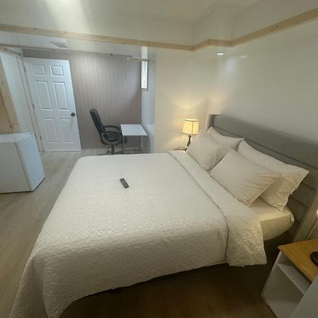 Private Entrance, Private Bathroom, Bedroom And Workspace Оттава Екстер'єр фото