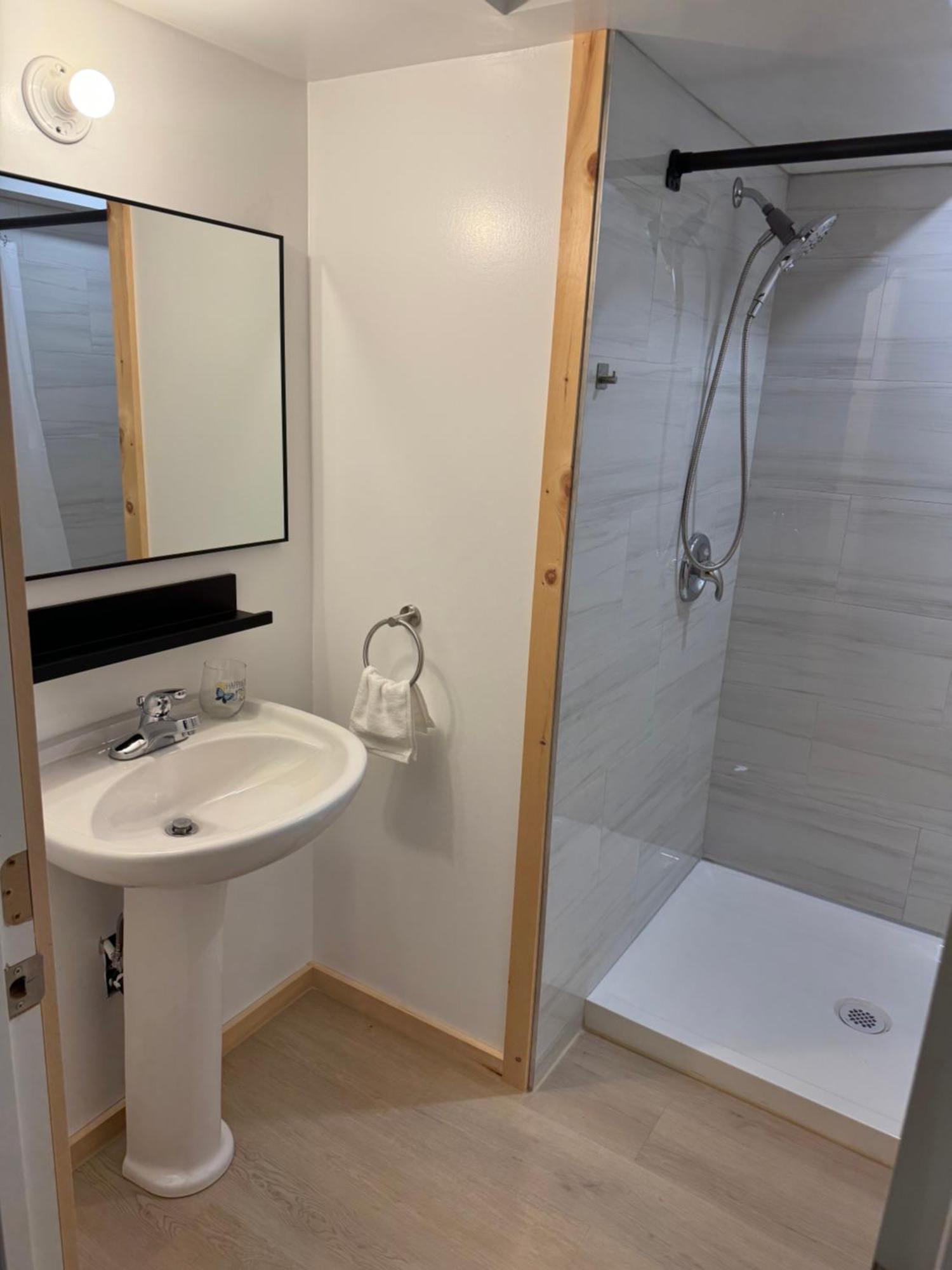 Private Entrance, Private Bathroom, Bedroom And Workspace Оттава Екстер'єр фото