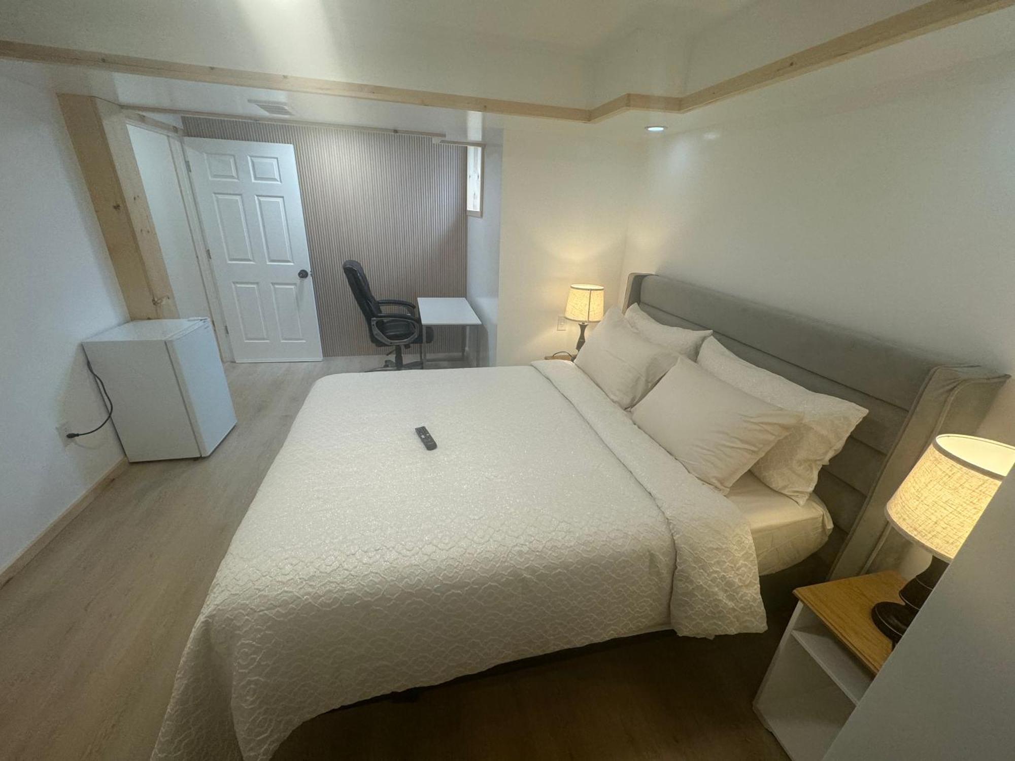 Private Entrance, Private Bathroom, Bedroom And Workspace Оттава Екстер'єр фото
