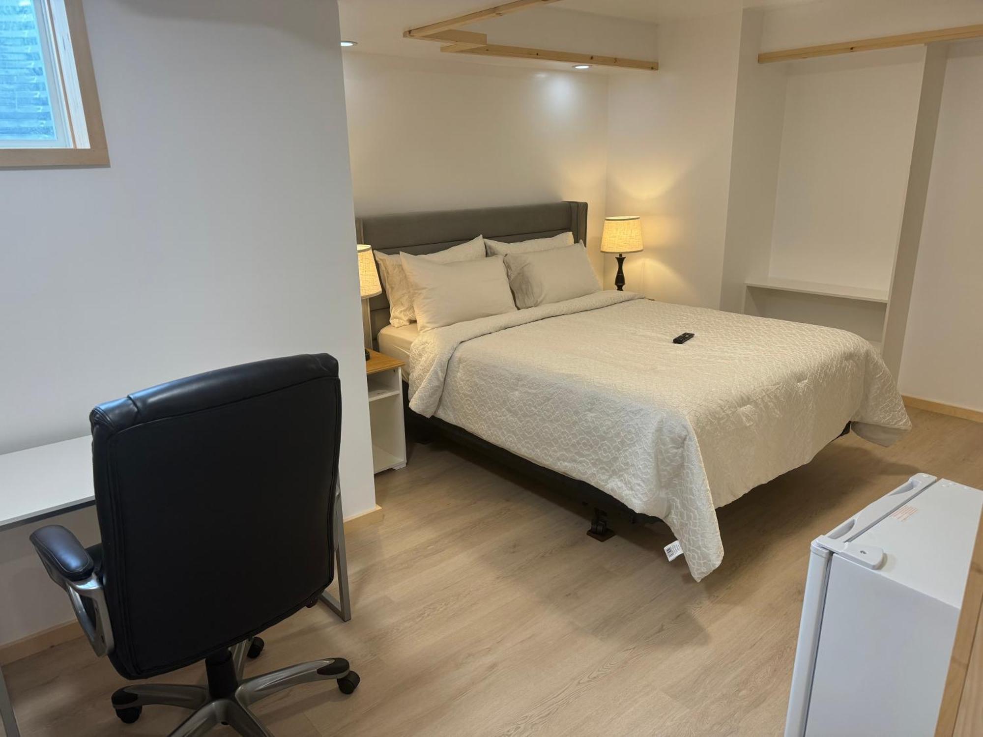 Private Entrance, Private Bathroom, Bedroom And Workspace Оттава Екстер'єр фото