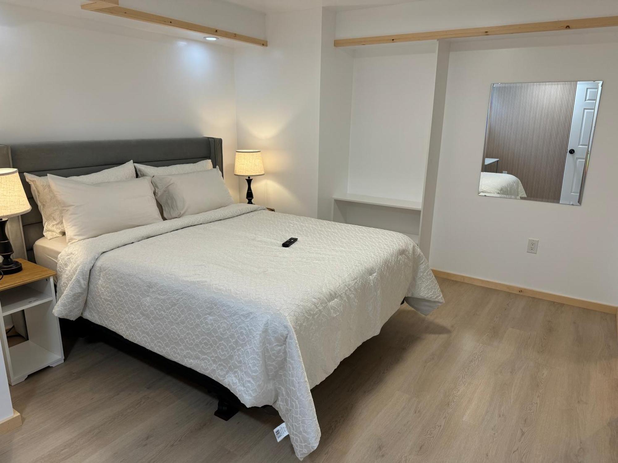 Private Entrance, Private Bathroom, Bedroom And Workspace Оттава Екстер'єр фото