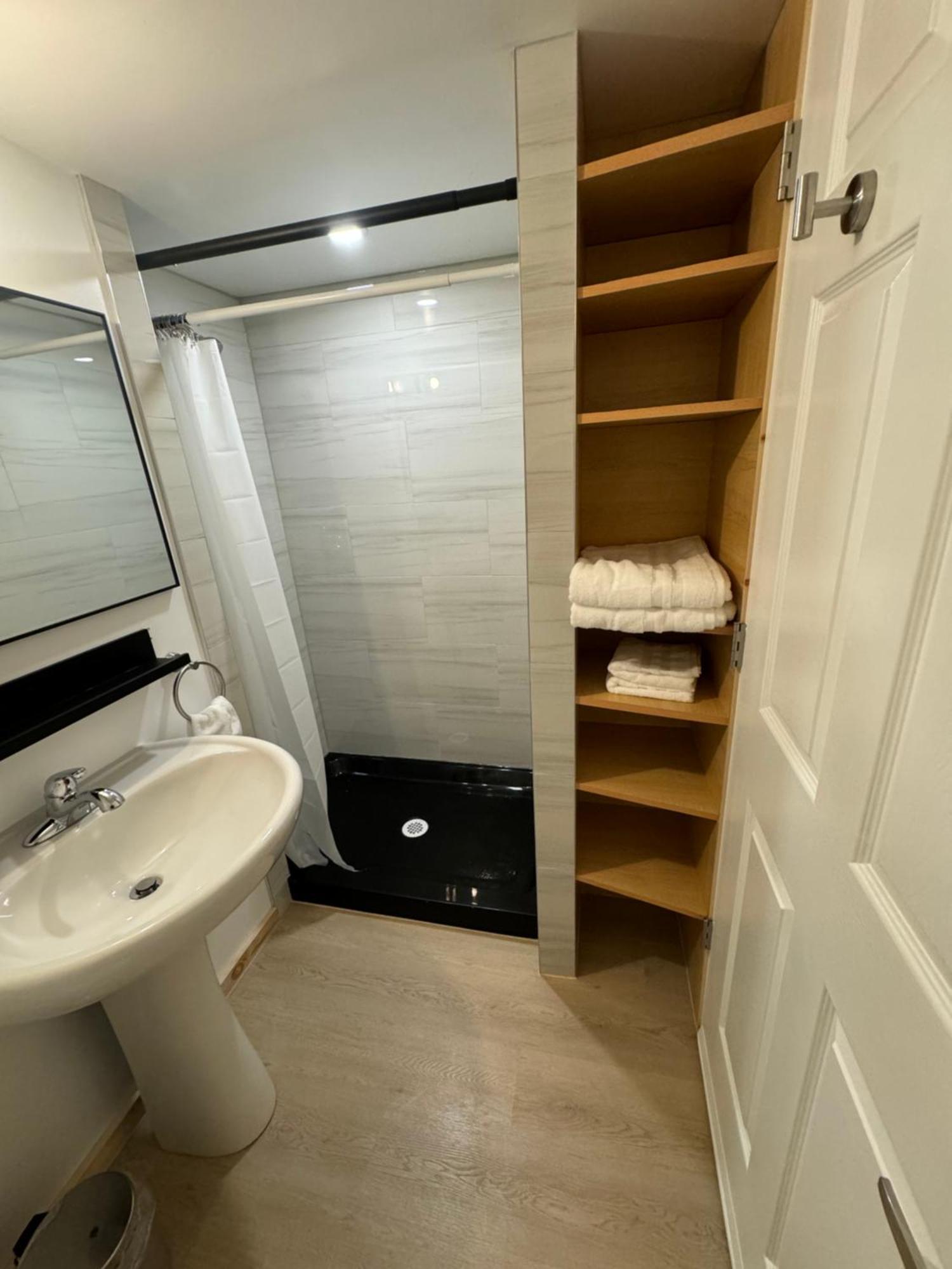 Private Entrance, Private Bathroom, Bedroom And Workspace Оттава Екстер'єр фото